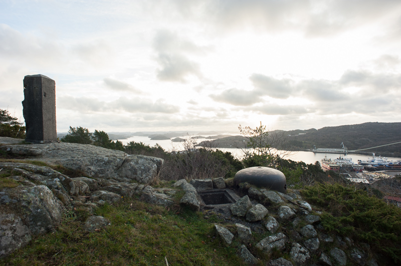 Fra toppen ser man innseilingen til Farsund by og Lundevågen. Søyla markerer den gamle kommunegrensa mellom Farsund og Lista.