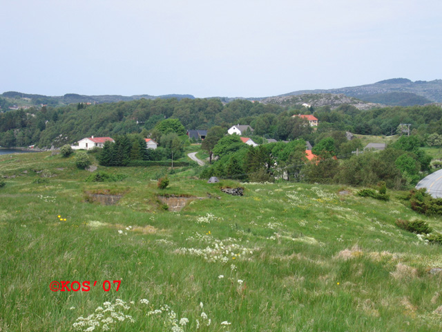 Fra gressbakken(taket) over sørste bunkers ser vi nordover RV47 og Viksefjorden (og 90P9). Mot nord-vest ser en omriss av Hagland festning(utenfor bildet)