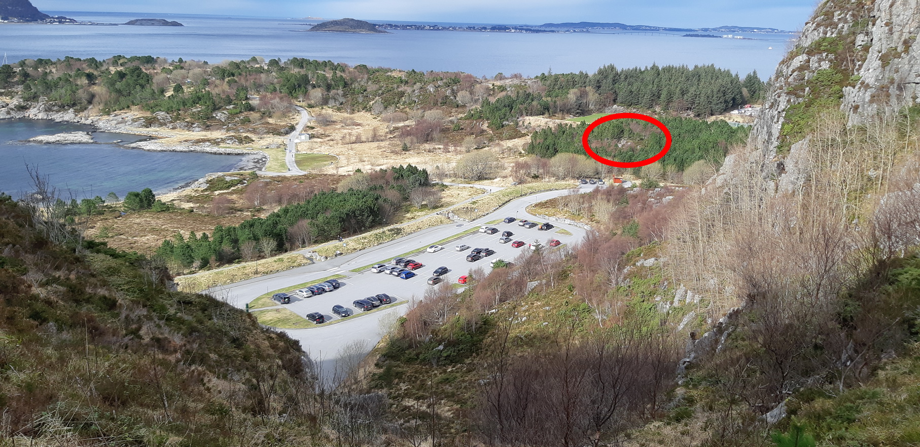 Stillingen ligger på bergknausen som er innringet med rød sirkel.