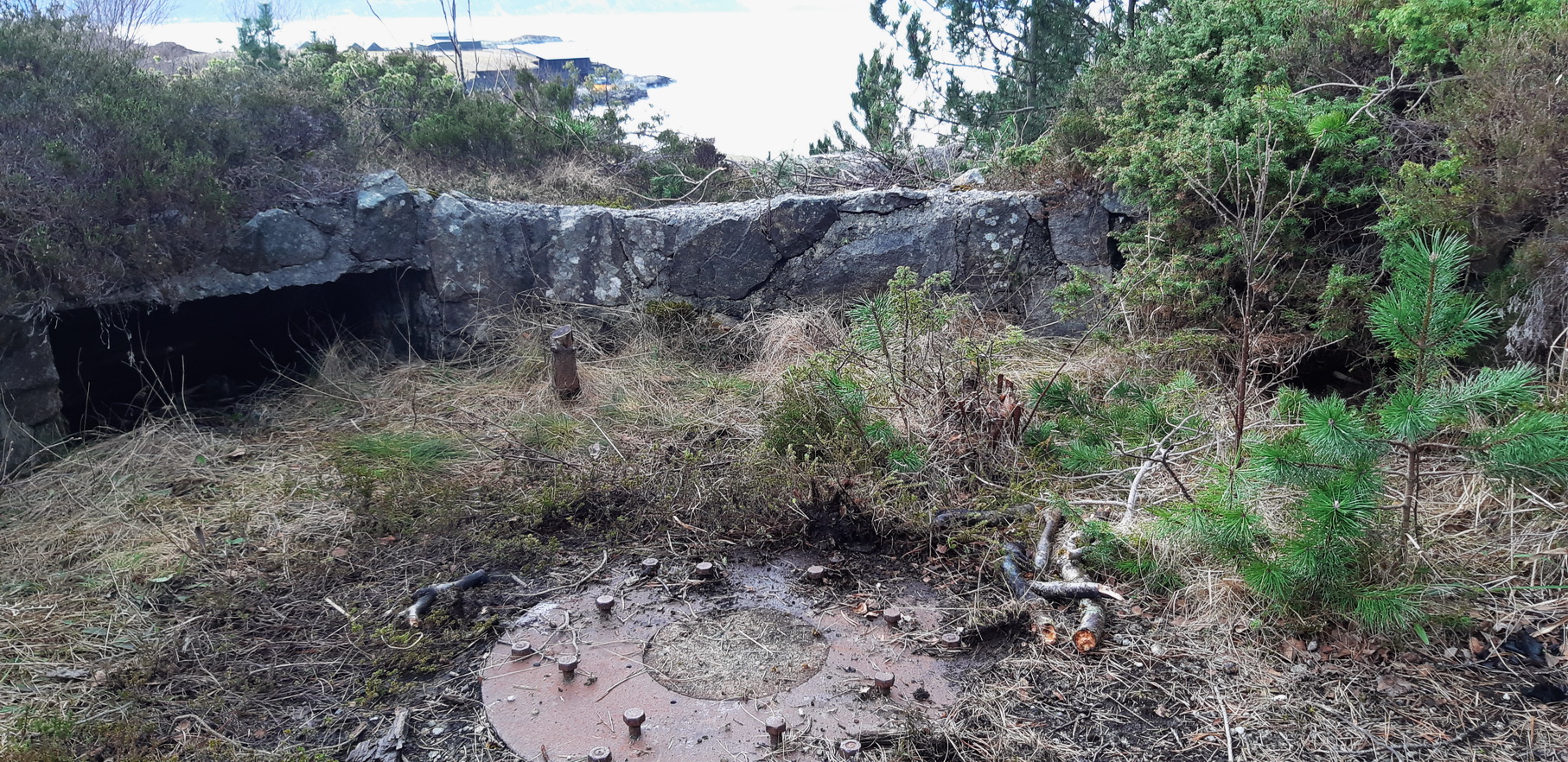 Mot badestranden og Atlanterhavsparken. Her ser vi tydlig  stålplaten i bunn med bolter. Var fire stk. ammunisjons&quot;nisjer&quot; i sideveggene på stillingen.