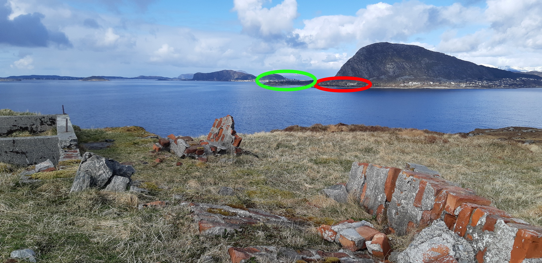 Fra annen vinkel. Her ser vi mot Hessøya utenfor Ålesund, og mot HKB 33./976 Hessen (innmerket med rødt), og MKB 2./505 Aalesund (innmerket med grønt).