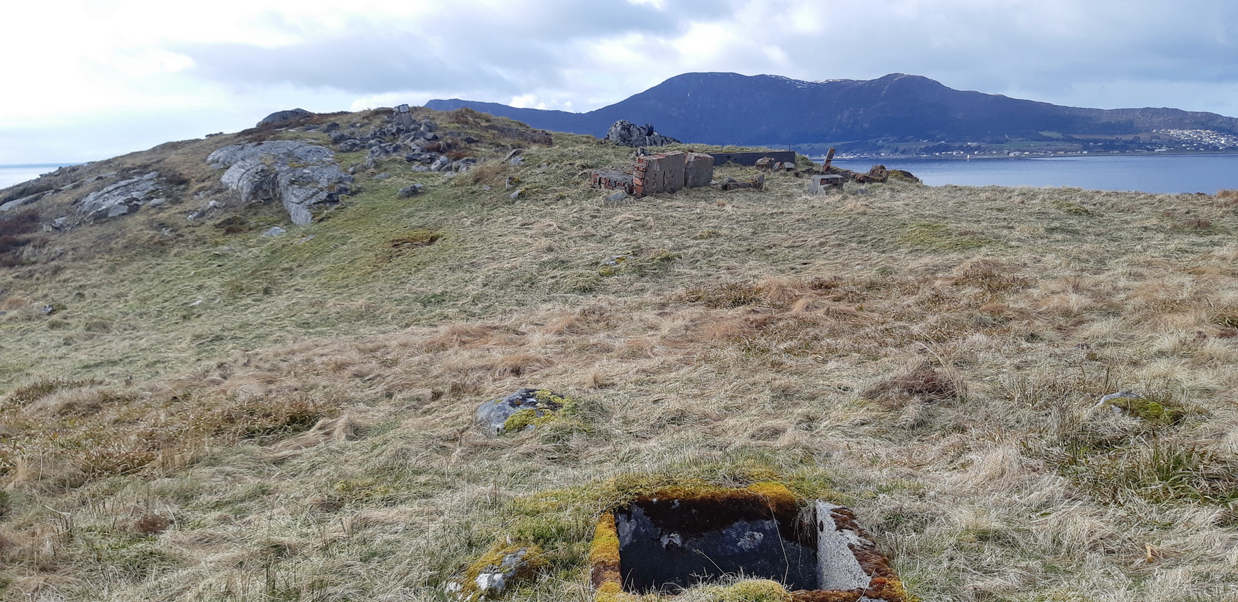 &quot;Brønn&quot; for latrine? Ligger 12-15 meter unna brakken.