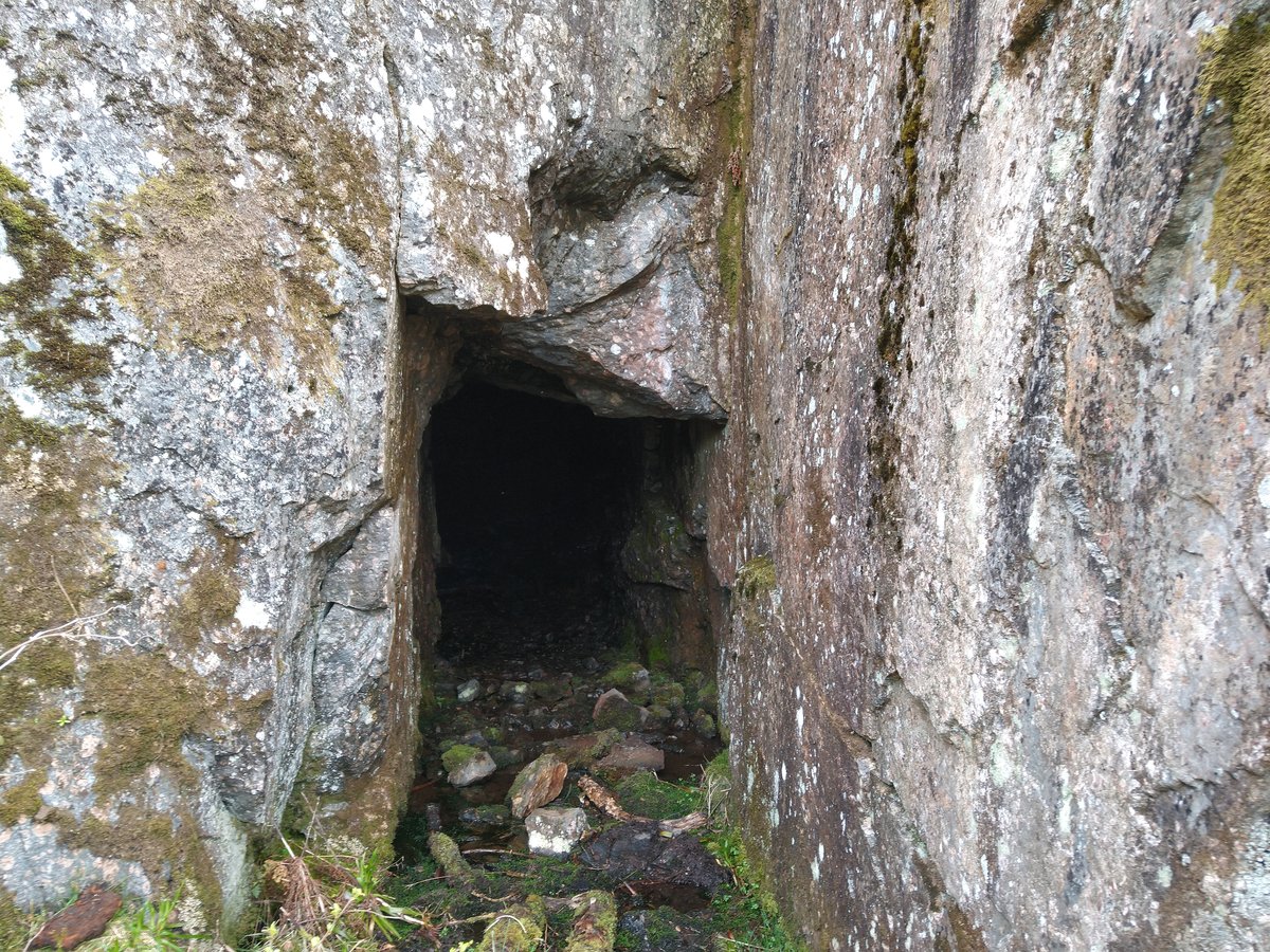 40. Øvre tunnel (austre innslag) Ca. 40 meter lang, går i en firkant og kommer ut igjen lengre til venstre.