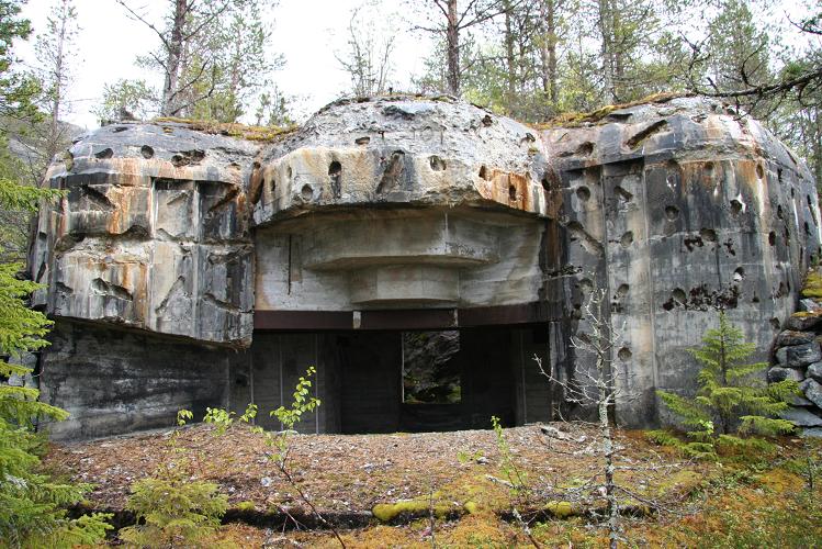 R 671 kasematt. Liger ganske skjult i skogen nå... Denne ser du ikke fra sjøen hvis du ikke vet nøyaktig hvor den ligger!