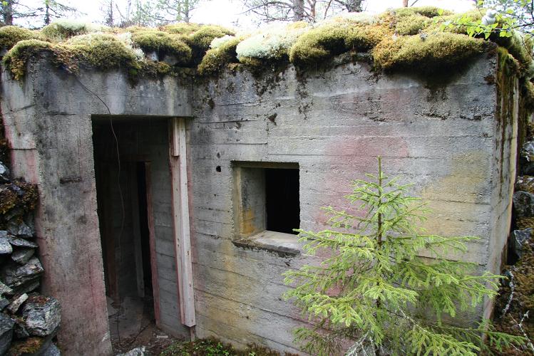 Typisk mannskapsbunker fra batteriet, her med rester av kamuflasjemaling