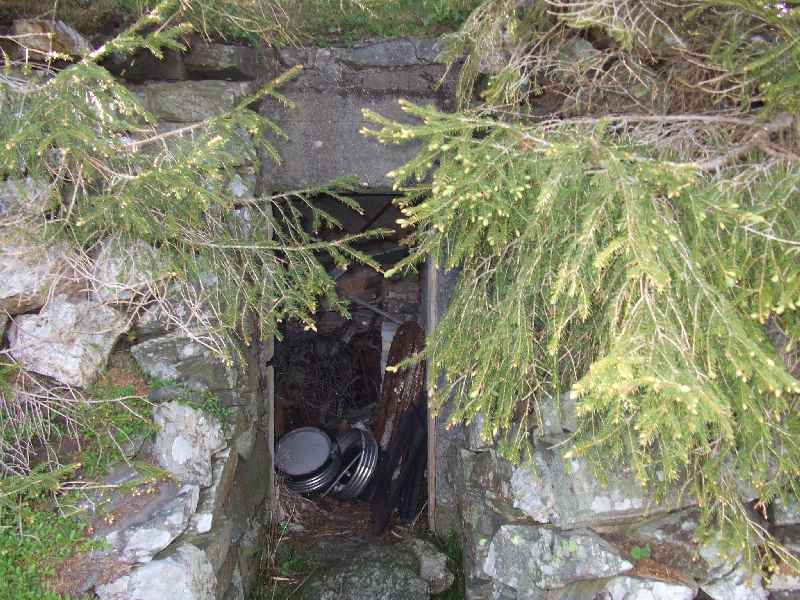 Dekningsbunkers som er brukt som lager av grunneiger.