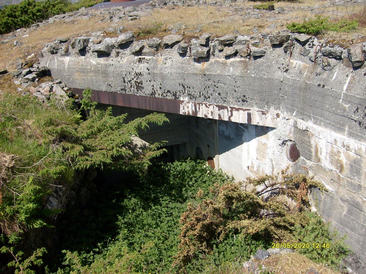 Inngang 2 til sanitetsbunker(helautomatisk bombekaster kan sees oppe til venstre)