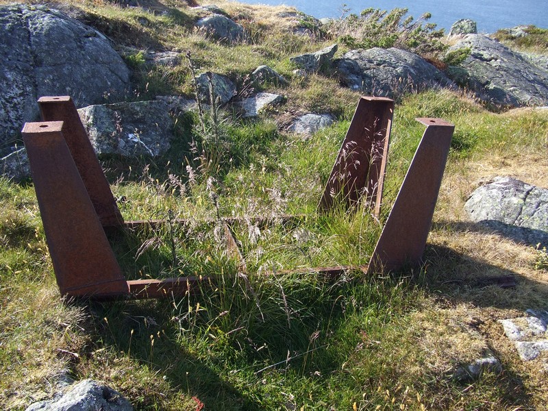 stålbukker som ligg strødd utanfor, 1 av 3.