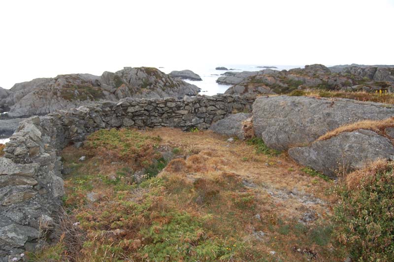 Lyskasterstilling. Stor garasje og bunker i bakkant.