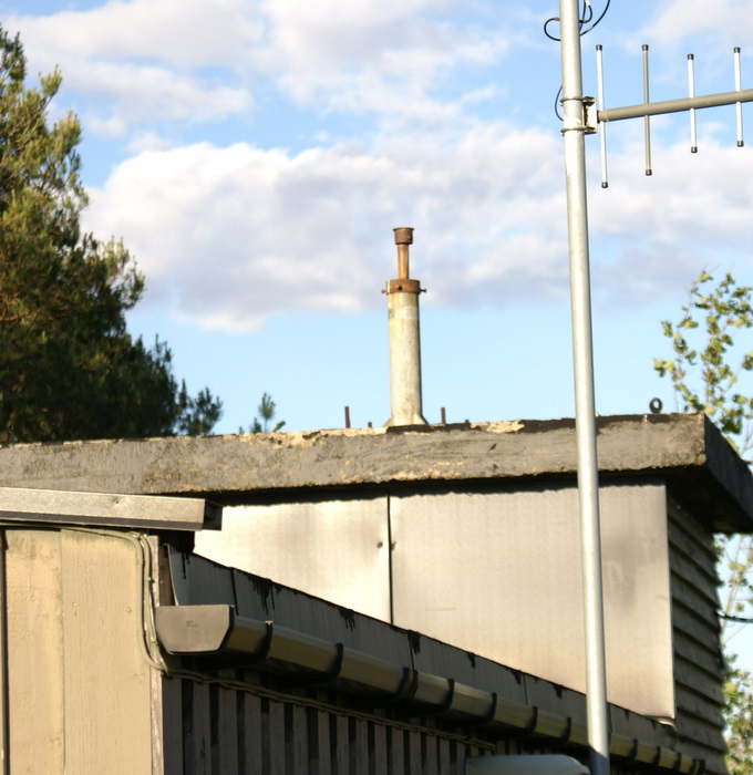 Stativet på toppen av betonghuset er uidentifisert, hva er det?