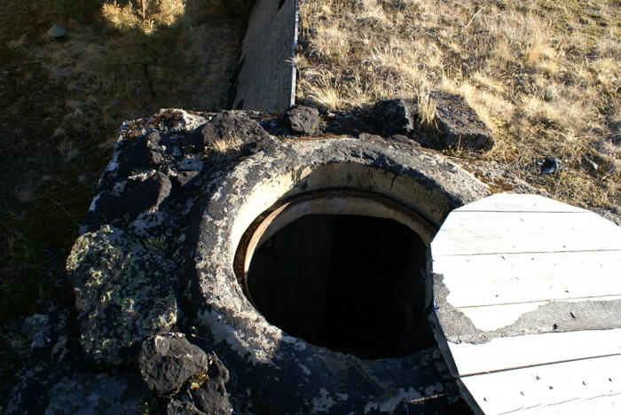 Tobruk hullet er 90 cm i dia, med leider en etasje ned til ståldør