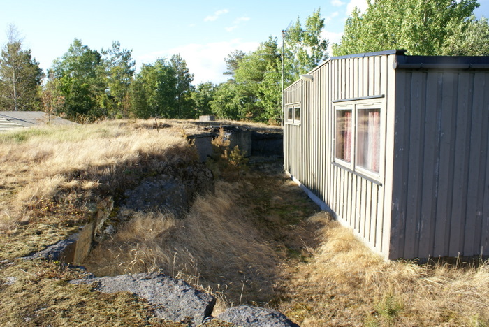 Trehuset står på toppen av bunkeren med tobrukhullet bak til venstre
