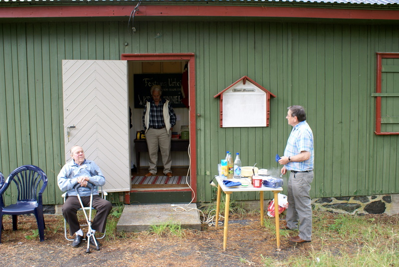 Her er ildsjelene igang, Olav Norli til venstre. Det ble vafller også