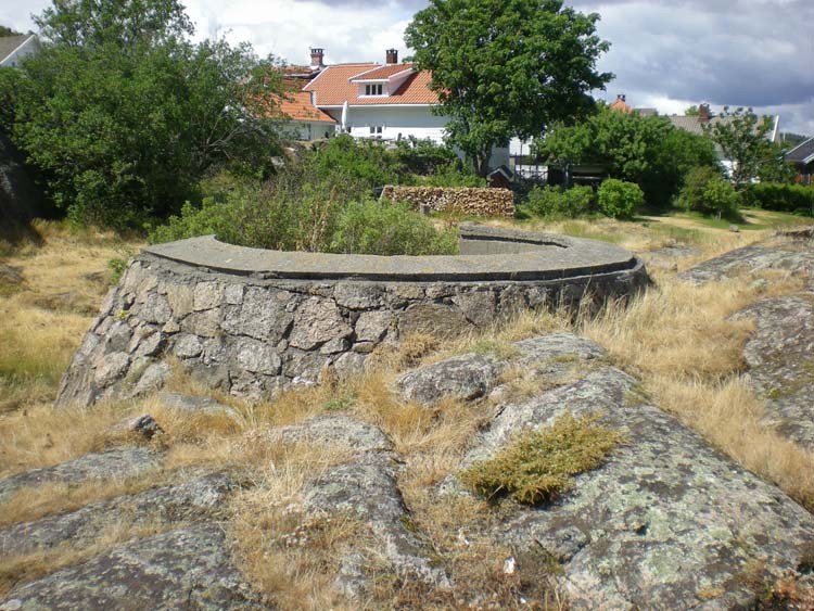 MG stillingen ved Nevlunghavn, mellom fyret og bebyggelsen. Legg merke til det fine steinarbeidet. Flott!