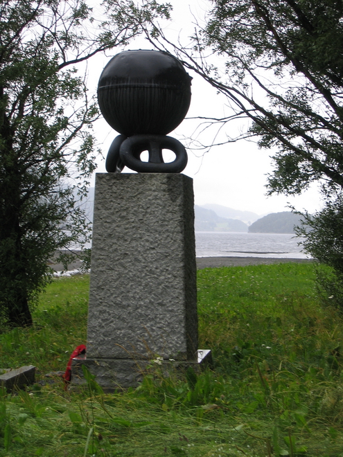 Minnesmerke ved Fættenfjord Camping (ankerkjetting fra Tirpitz). UTM32-posisjon: 7049987 N / 596421 E.