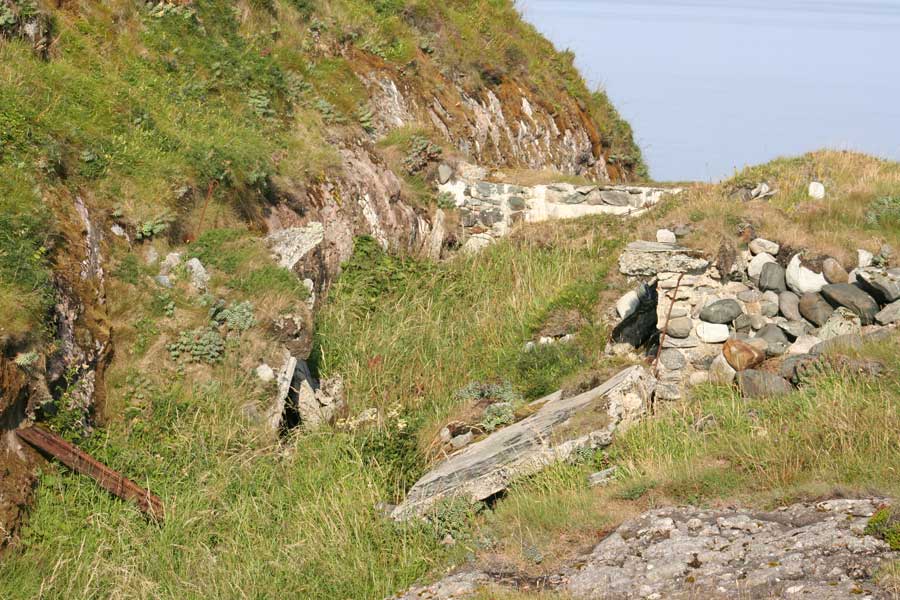 Dekningsbunker. Rett ved lyskasteren finner man en dekningsbunker med stålbjelker i taket. Enten har noen prøvd å sprenge bunkeren eller så var den dårlig konstruert.