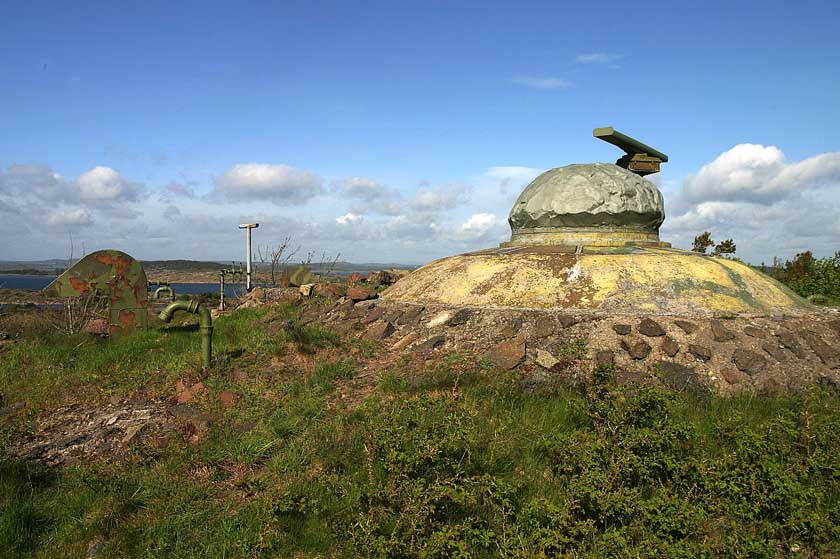 En annen radar til kanonsiktet, og et periskop/kikkert eller hva det kalles.<br />Dette periskopet betjenes manuelt av to mann i målestasjonen.