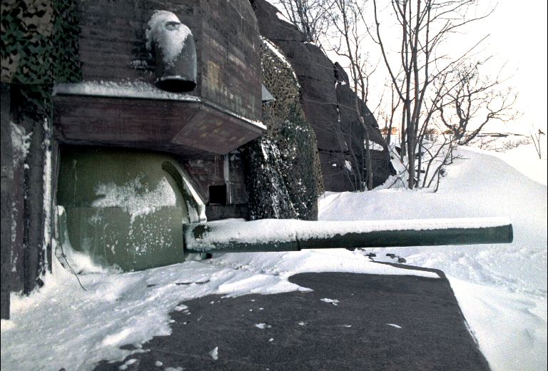 Slik var det før man murte igjen 127mm kanonene som står i kasematter i fjellanlegget på Bolærne. Det ble vel brukt to typer skjold på disse kanonene, og dette er en av typene.