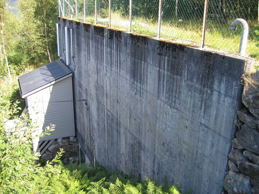 Fronten av bunker fra forrige bilde. Tydeligvis i bruk av Telenor el. i dag (UTM32-pos.: E 295893 / N 6706207 ).