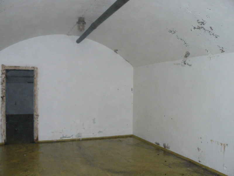 Et av to store rom ny bunker.JPG