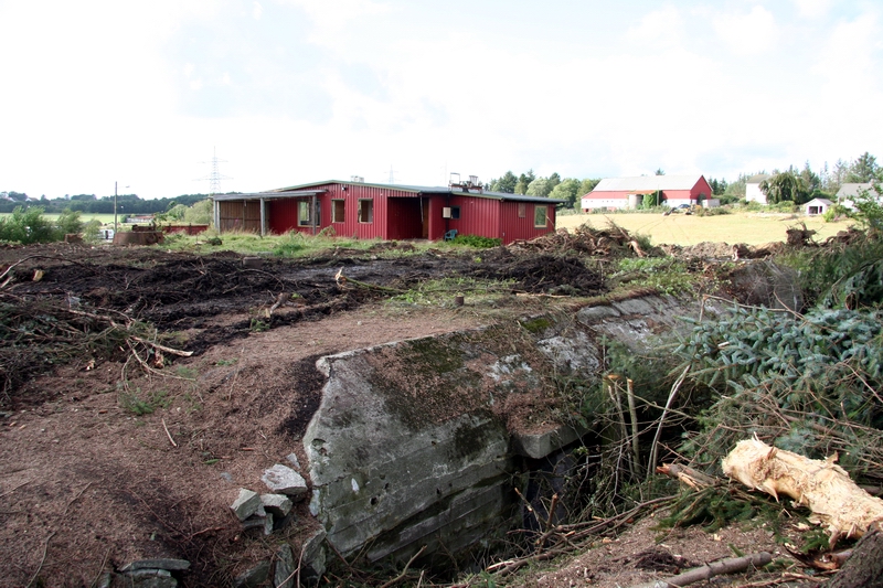 og samme bunker i dag. Alle hus i området er klar for riving, inkl. gården og husene i bakgrunnen, disse kommer jeg til etterhvert.