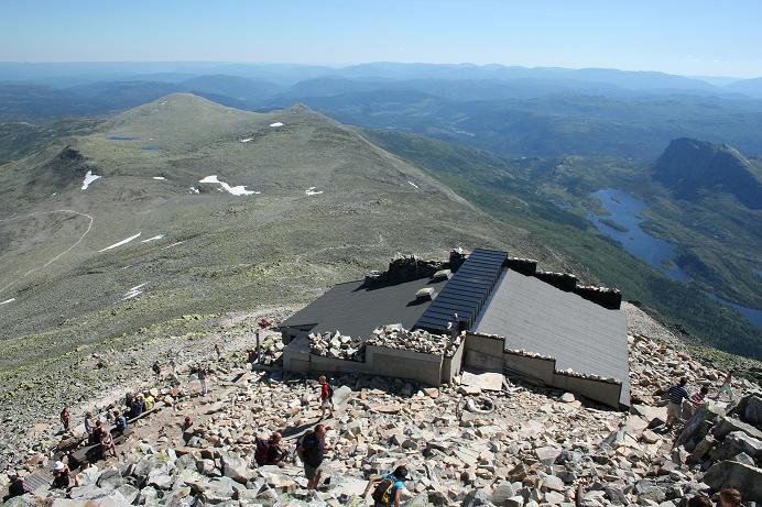 Det lå ennå noen snøflekker langs toppen i juli måned!