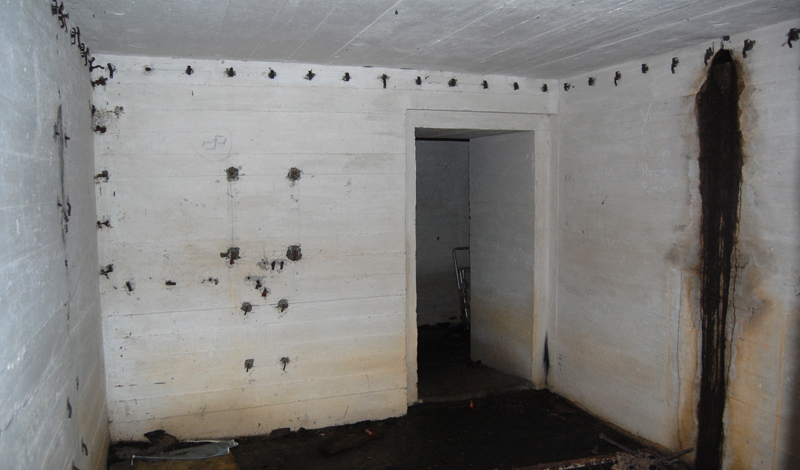 Det ene av de to like rommene inni bunkeren med 90p9 kuppelen, som du kommer til ved  å ta til høyre i døren på bildet. Bildet er tatt fra gangen i bunkeren.