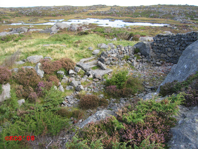 Grunnmur her måler 12,5 x 4m<br />Merk.trappen ned til brakken.