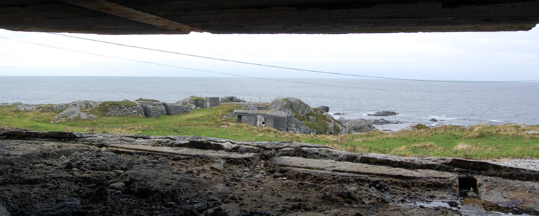 Utsikten fra kommandobunkeren mot havet og kanonstilling 2