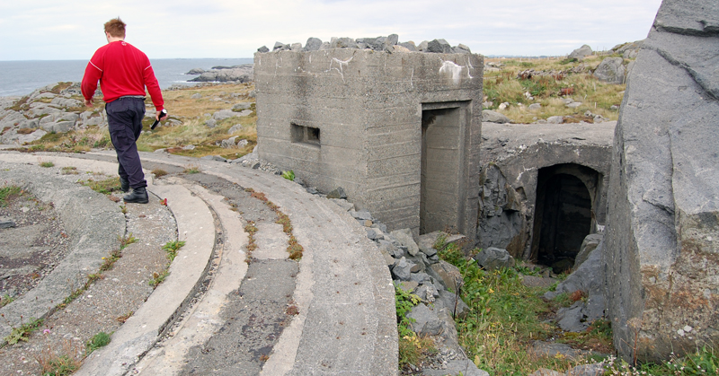 Sambandsbunker og nedgang til dekningsrom ved stillingen.