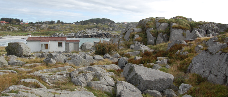 Noen hundre meter sør for selve kystfortet ligger en sandtrand i en vik. Denne var tungt minert under krigen og ble passet på av en MG-stilling på høyden til venstre. Ser du inngangen?