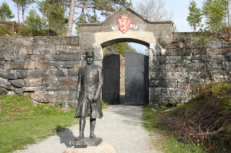 Hovedinngang med statue av Major Holtermann