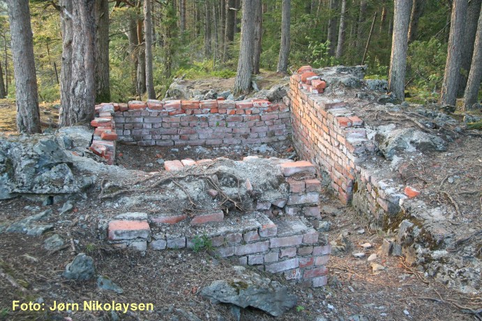 Tønsåasen, fundament nord for batteriet.jpg