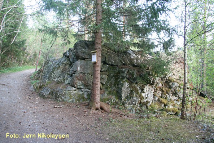 Tønsåasen, fundament til kanonskur.jpg