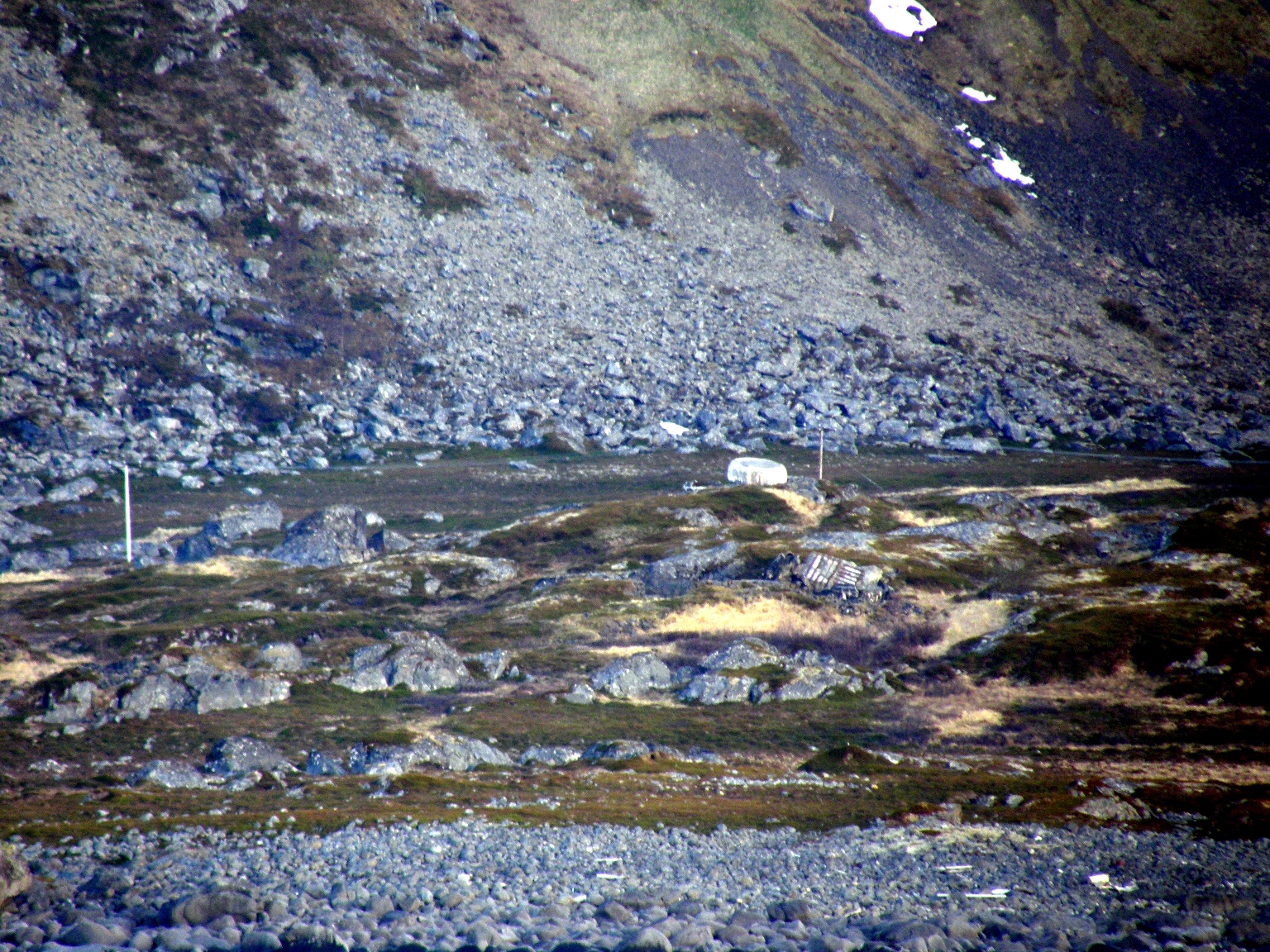 Kommandobunkeren fra en annen vinkel med restene av en sprengt bunker i forgrunnen