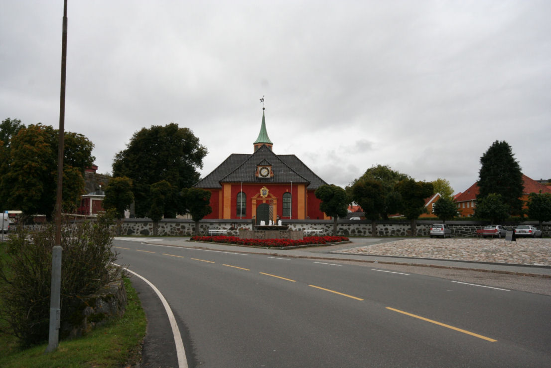 Kirken på utsiden av festningen.