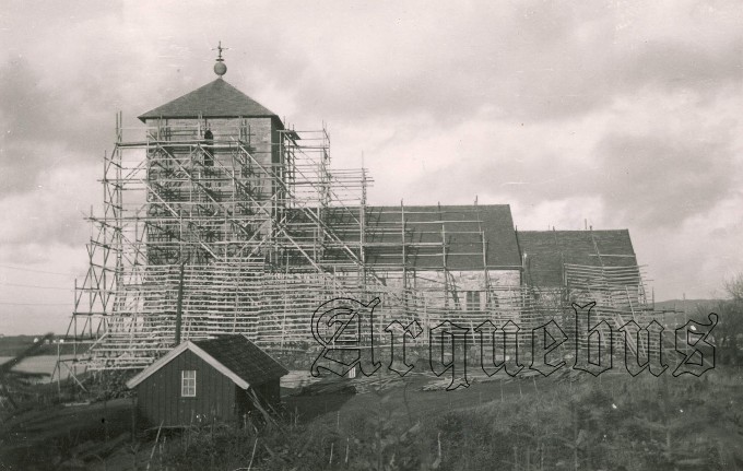 Olavskirken på Avaldsnes. Kammuflasje bygges.jpg