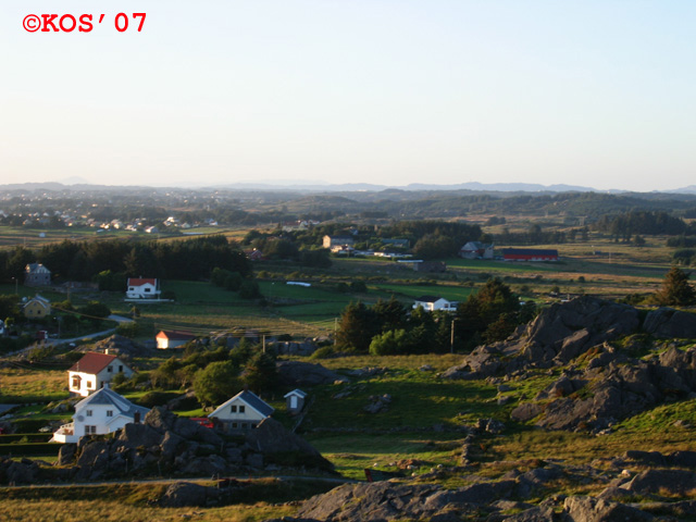 Sett nordover fra høyeste punkt. Dyrland omtrent midt i bildet.