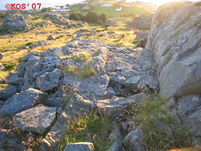 Bilde fra samme sted. Betongfundament helt i forkant av toppen. Dette er rett ovenfor &amp;quot;hulen&amp;quot; på nordsiden (høyre og under) steinklippen.