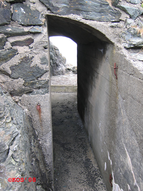 Inngangen til stillingen (4) når en kommer ned fra brakke (3) og bunker (2).