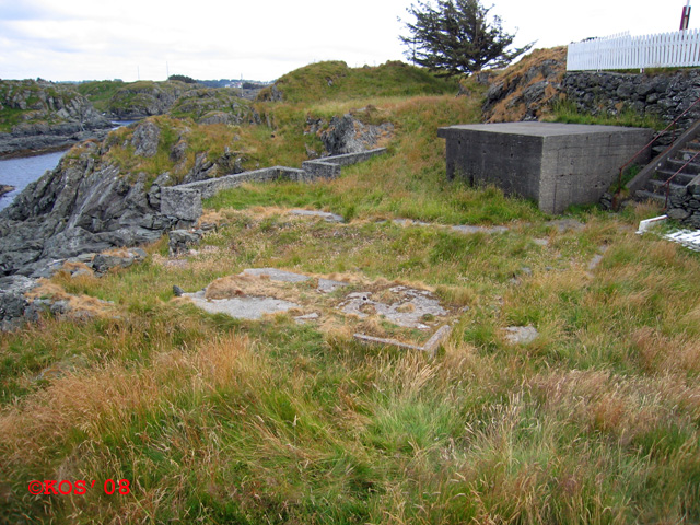 Rett nedenfor fyret(østsiden som vist på første bilde) er en bunker (2) (neste bilde) og en brakkegrunn (3).