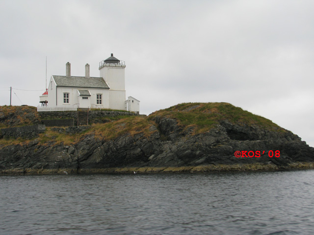 Tonjer fyr, på Sørhaugøy, sett fra fastlandsiden(øst). Stillingen (4) som er synlig rett over merket, ©KOS'08, kommer senere i bildeserien. Denne vil se mot øst(land) og mot nord Gardsvik, Søtevik og Kvala.