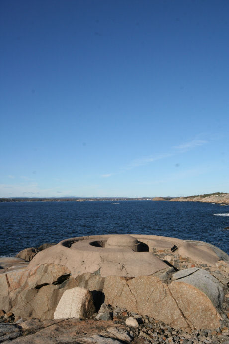 Man ser hvordan man gjort stor flid med å &amp;quot;integrere&amp;quot; stillingen inn i svaberget.