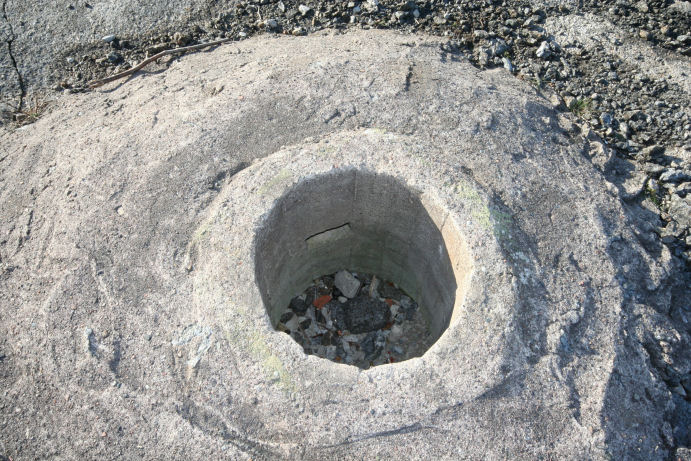 En av de veldig mange enkeltmannshullene på fortet.