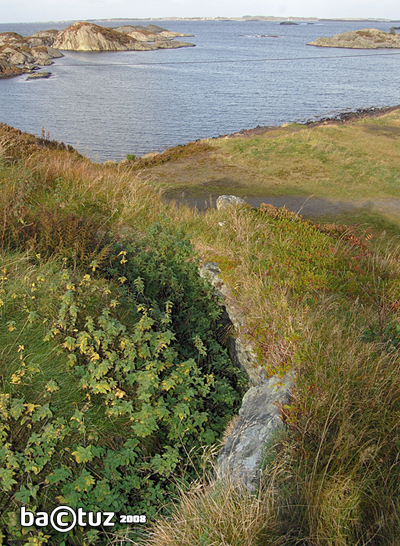 Nærforsvarsstilling med Feøy helt i bakgrunnen vest i havet.