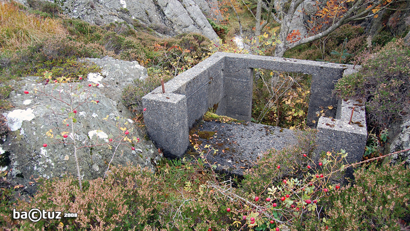 Grunnmur nordvest for kanonstilling 2. Ca 1 x 1 meter bare. Restene av &amp;quot;toalettet&amp;quot; mon tro? <br />N 6586102 Ø 284955