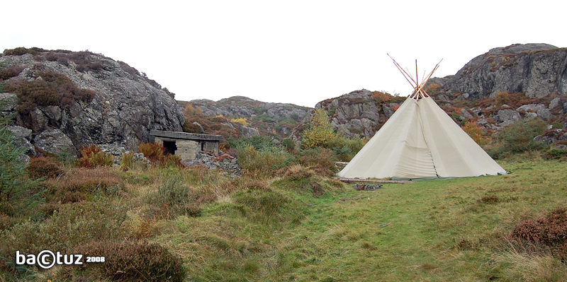 Dekningsbunker til venstre på pos. N 6586313 Ø 285095.<br />Området  er for tiden okkupert av enten indianere eller samer kan det se ut som.Nærforsvarsstillingen ligger rett bak teltet.