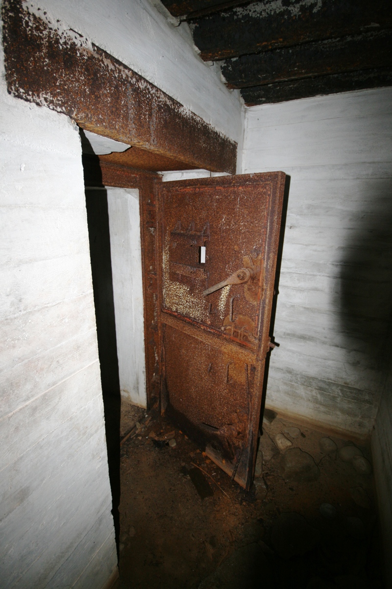 R676 vest, døra inn til kampfraum