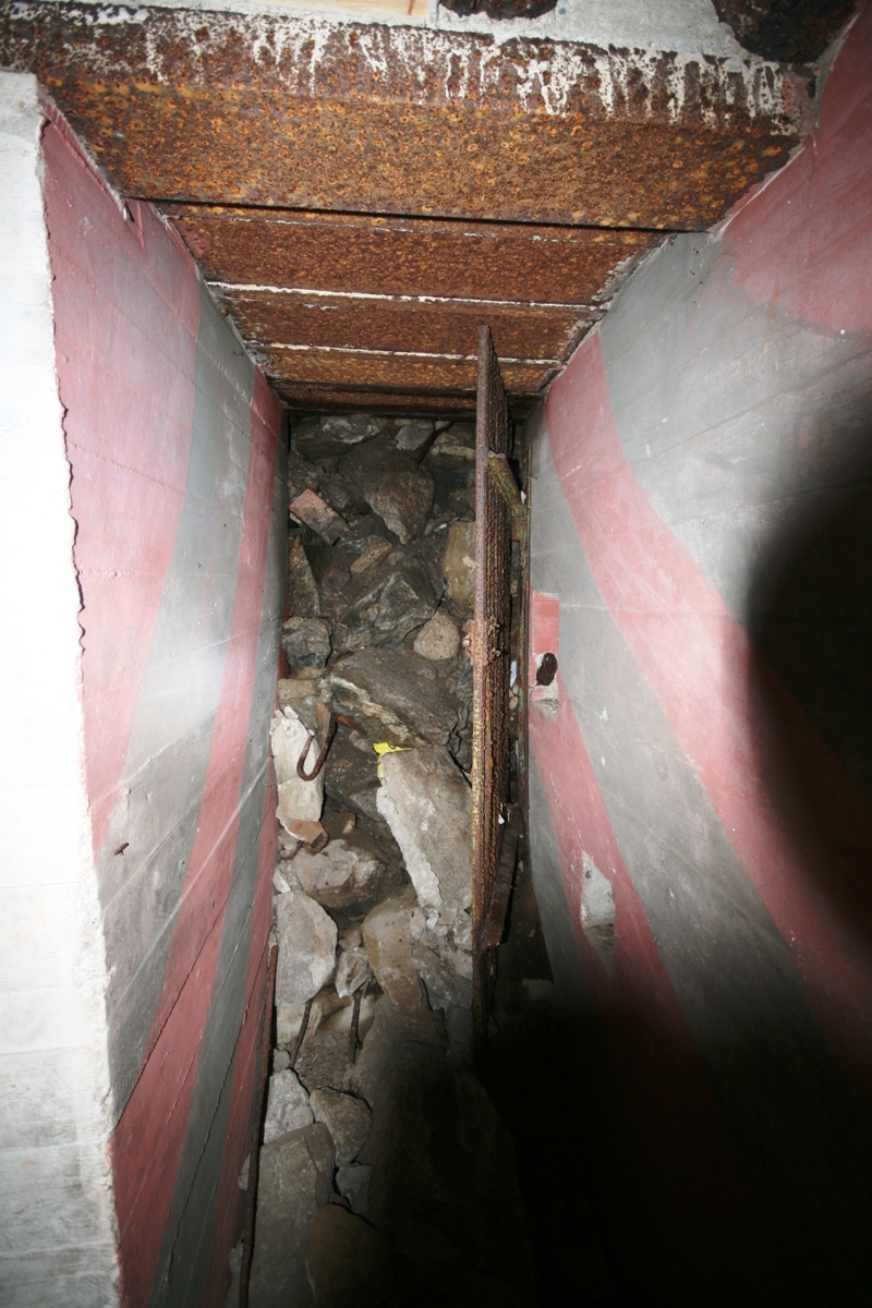 R676 vest, inngangen med original gitterdør og kamuflasjemaling.