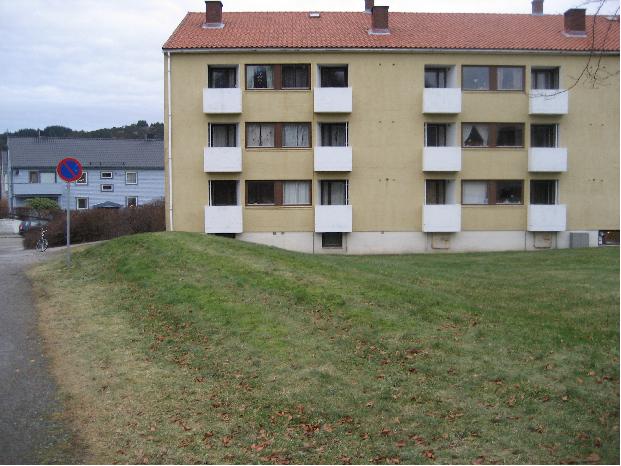 Konturene av bunkeren sett fra vest, mot Søsterhjemmet og Rogalandsgata.